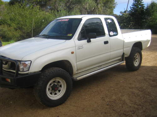 used toyota hilux extra cab 4x4 #4